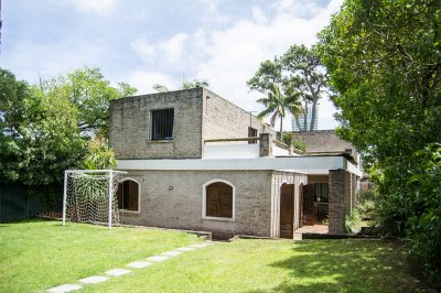 Casa ID.3523 - Excelente chalet de 5 dormitorios en venta a pasos de Playa Mansa Punta del Este