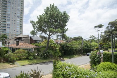 Casa ID.3523 - Excelente chalet de 5 dormitorios en venta a pasos de Playa Mansa Punta del Este