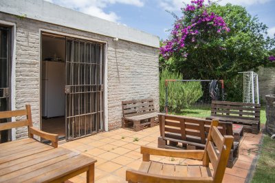 Casa ID.3523 - Excelente chalet de 5 dormitorios en venta a pasos de Playa Mansa Punta del Este