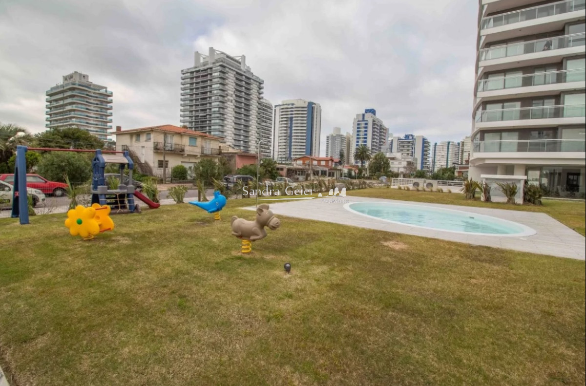 Apartamento ID.3540 - En venta apartamento de 3 dormitorios en Punta del Este, a solo metros del mar 