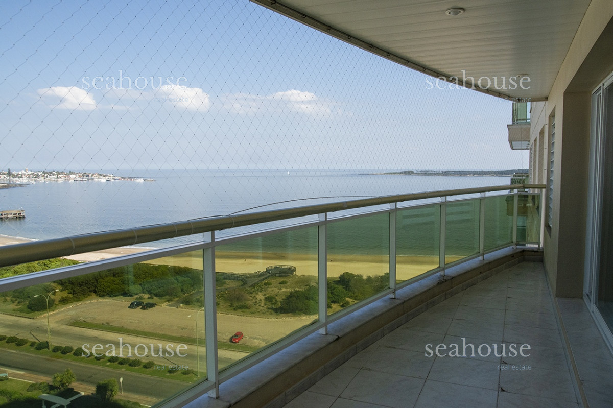 Apartamento Ref.785 - Departamento de 3 dormitorios en venta frente a Playa Mansa, Coral Tower