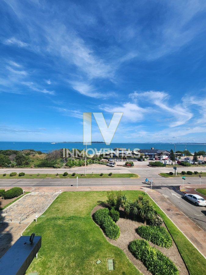 Vende espectacular apartamento con vista al mar de 3 dormitorios en Mansa Punta del Este. - IEV4527A