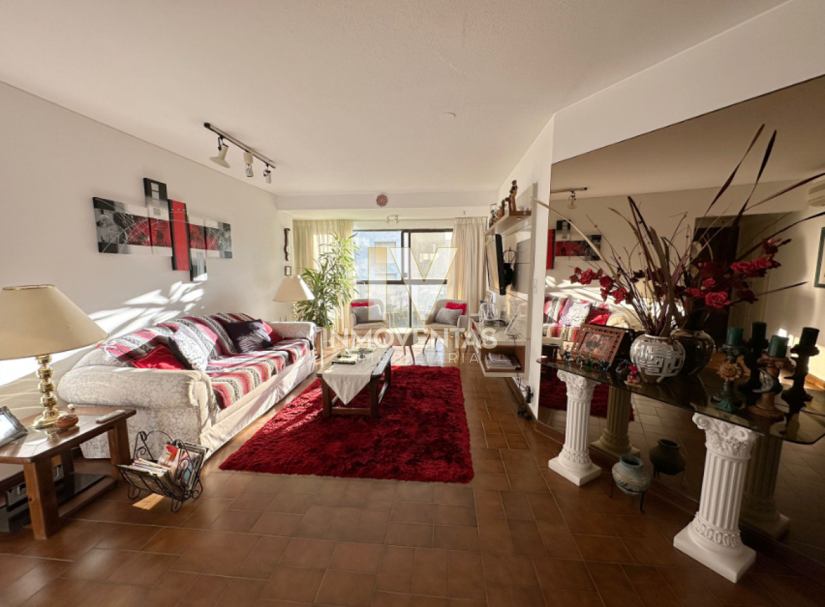 Apartamento ID.4696 - Vende Apartamento frente al mar en Brava, Punta del Este de 2 dormitorios.