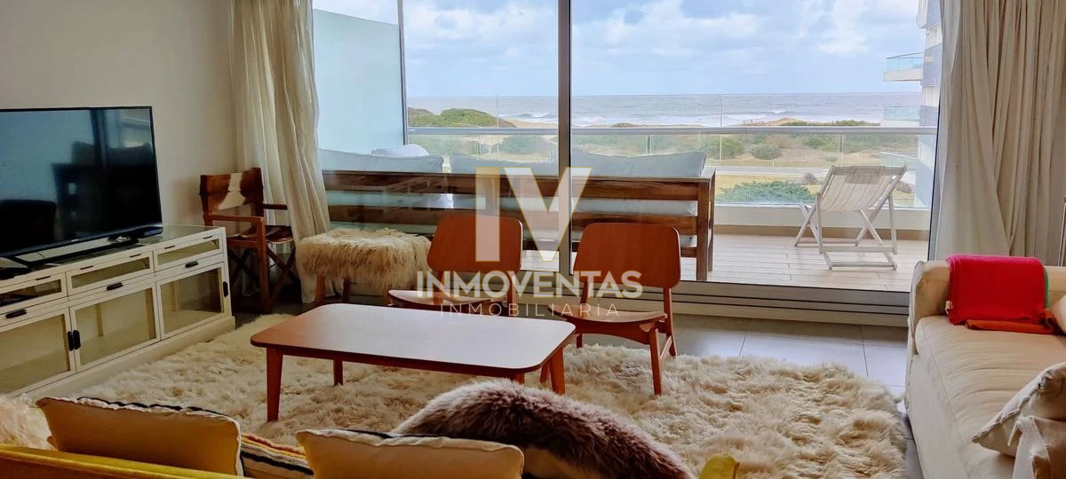 Apartamento ID.4189 - Departamento de 2 dormitorios y servicio en venta en primera línea Punta del Este