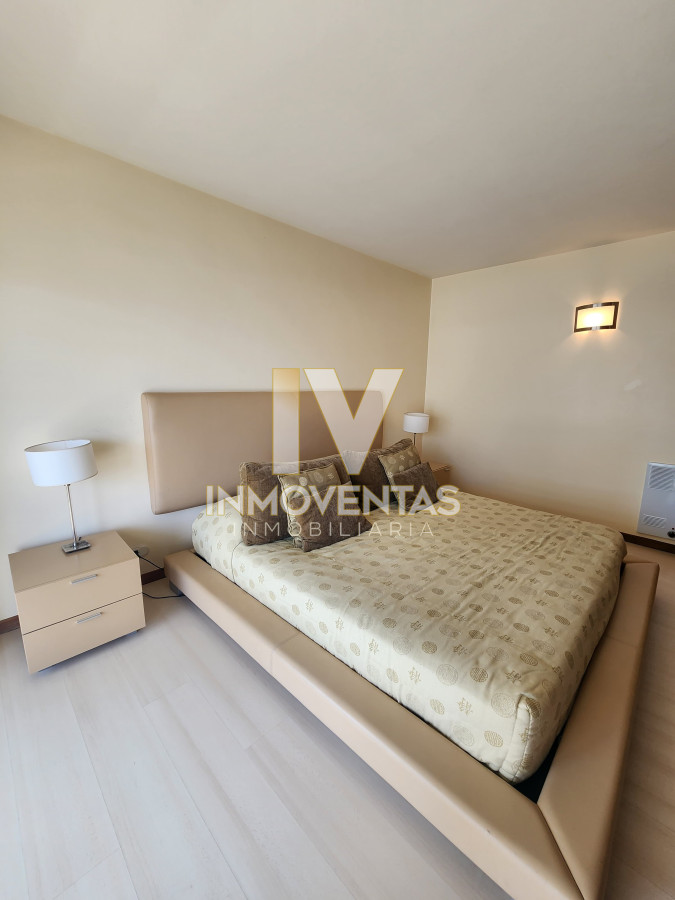 Apartamento ID.4527 - Vende espectacular apartamento con vista al mar de 3 dormitorios en Mansa Punta del Este.