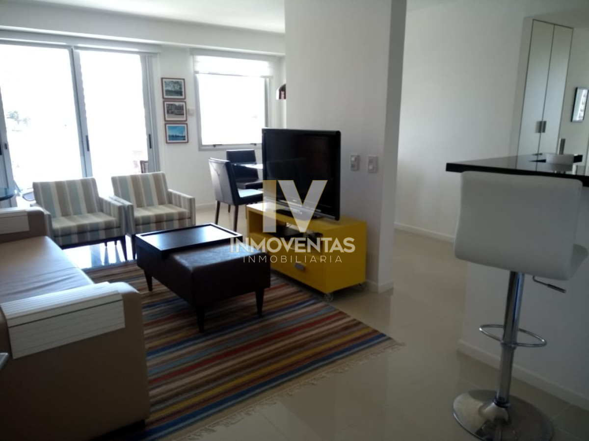 Apartamento ID.4611 - Vende apartamento de 2 dormitorios y medio, Punta del Este 