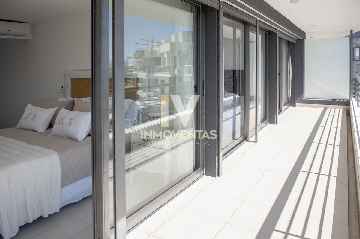Apartamento ID.4186 - Penthouse frente al mar en venta en Blue Bird, 3 dormitorios en suite. Punta del este