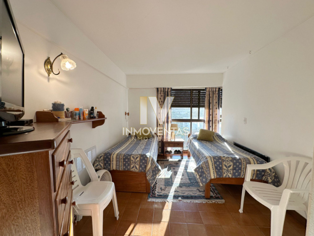 Apartamento ID.4696 - Vende Apartamento frente al mar en Brava, Punta del Este de 2 dormitorios.