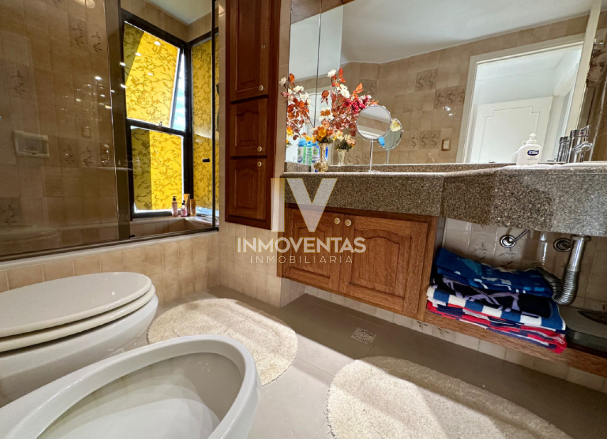 Apartamento ID.4696 - Vende Apartamento frente al mar en Brava, Punta del Este de 2 dormitorios.