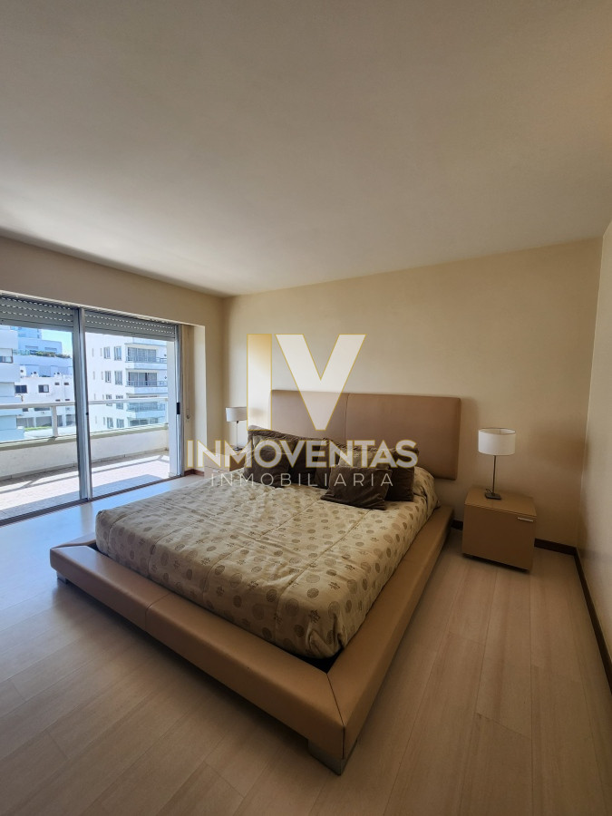 Apartamento ID.4527 - Vende espectacular apartamento con vista al mar de 3 dormitorios en Mansa Punta del Este.