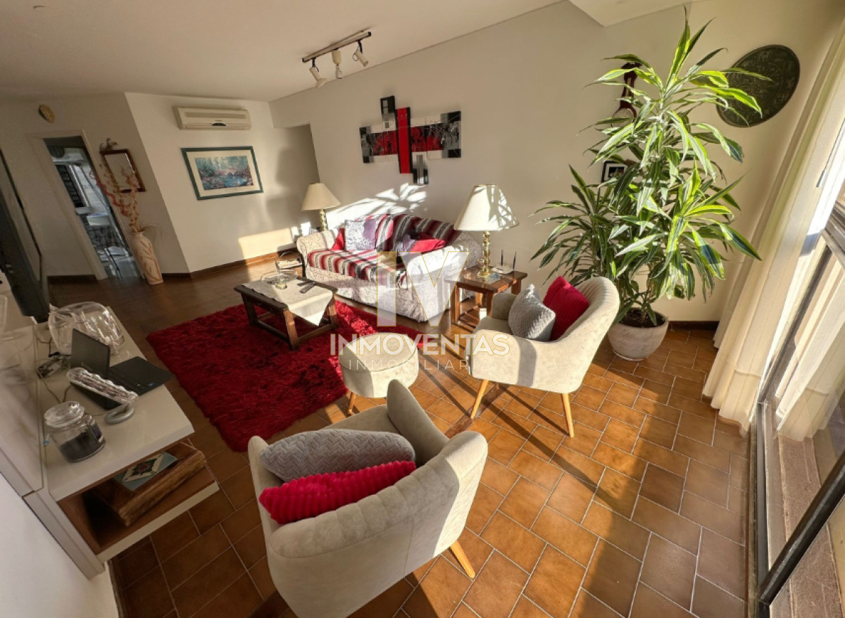 Apartamento ID.4696 - Vende Apartamento frente al mar en Brava, Punta del Este de 2 dormitorios.