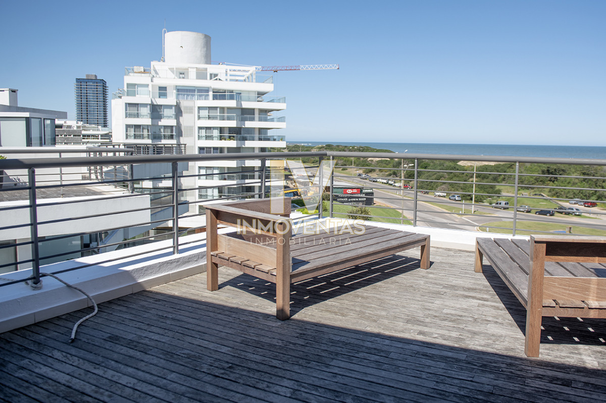 Apartamento ID.4186 - Penthouse frente al mar en venta en Blue Bird, 3 dormitorios en suite. Punta del este