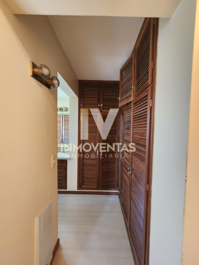 Apartamento ID.4527 - Vende espectacular apartamento con vista al mar de 3 dormitorios en Mansa Punta del Este.