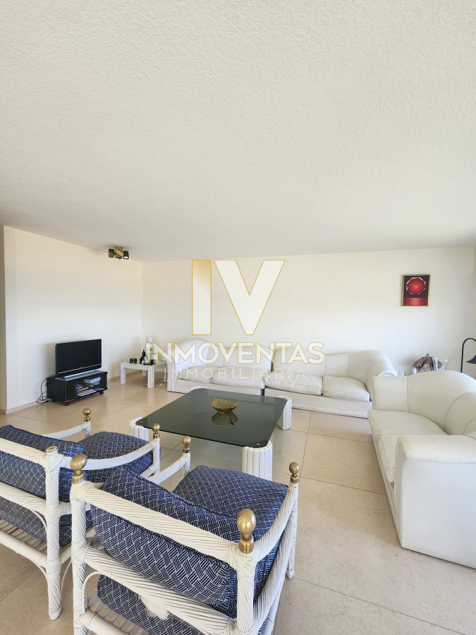 Apartamento ID.4527 - Vende espectacular apartamento con vista al mar de 3 dormitorios en Mansa Punta del Este.