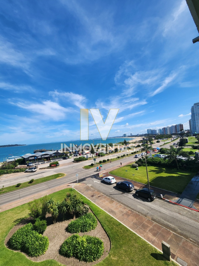 Apartamento ID.4527 - Vende espectacular apartamento con vista al mar de 3 dormitorios en Mansa Punta del Este.