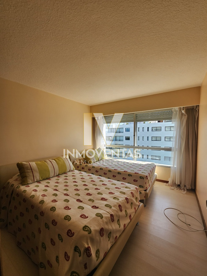 Apartamento ID.4527 - Vende espectacular apartamento con vista al mar de 3 dormitorios en Mansa Punta del Este.