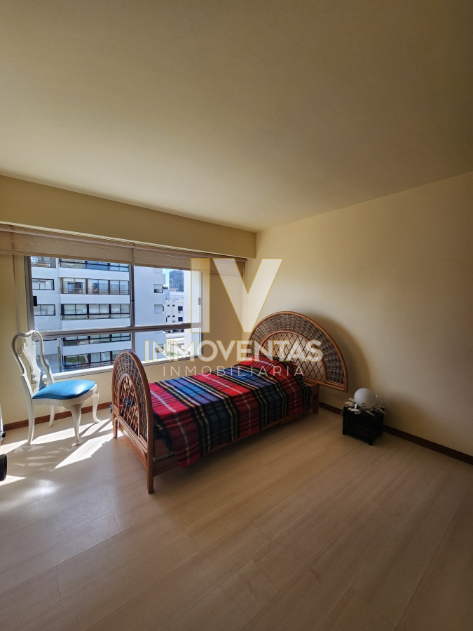 Apartamento ID.4527 - Vende espectacular apartamento con vista al mar de 3 dormitorios en Mansa Punta del Este.