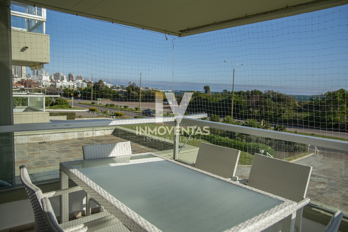 Apartamento ID.4522 - Hermoso Departamento de 3 dormitorios en venta frente al mar. 