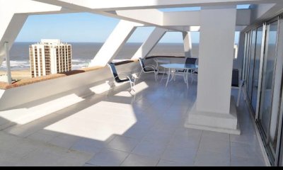 Vende Penthouse con hermosa vista en Aidy Grill- Punta del Este, de 4 dormitorios + dep de servicio.