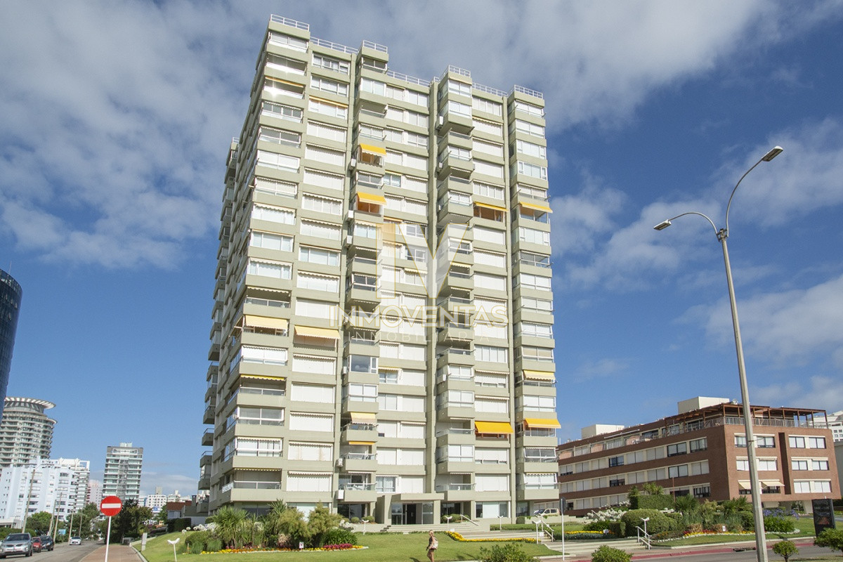 Apartamento ID.4527 - Vende espectacular apartamento con vista al mar de 3 dormitorios en Mansa Punta del Este.