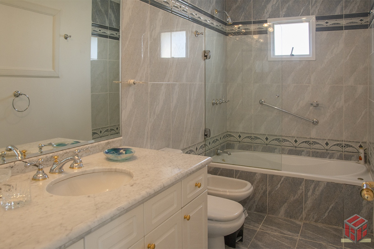 Apartamento ID.8910 - Departamento de 3 dormitorios en venta frente a Playa Mansa, Coral Tower