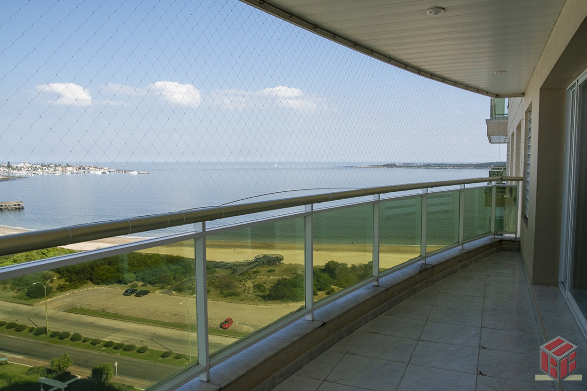 Apartamento ID.8910 - Departamento de 3 dormitorios en venta frente a Playa Mansa, Coral Tower