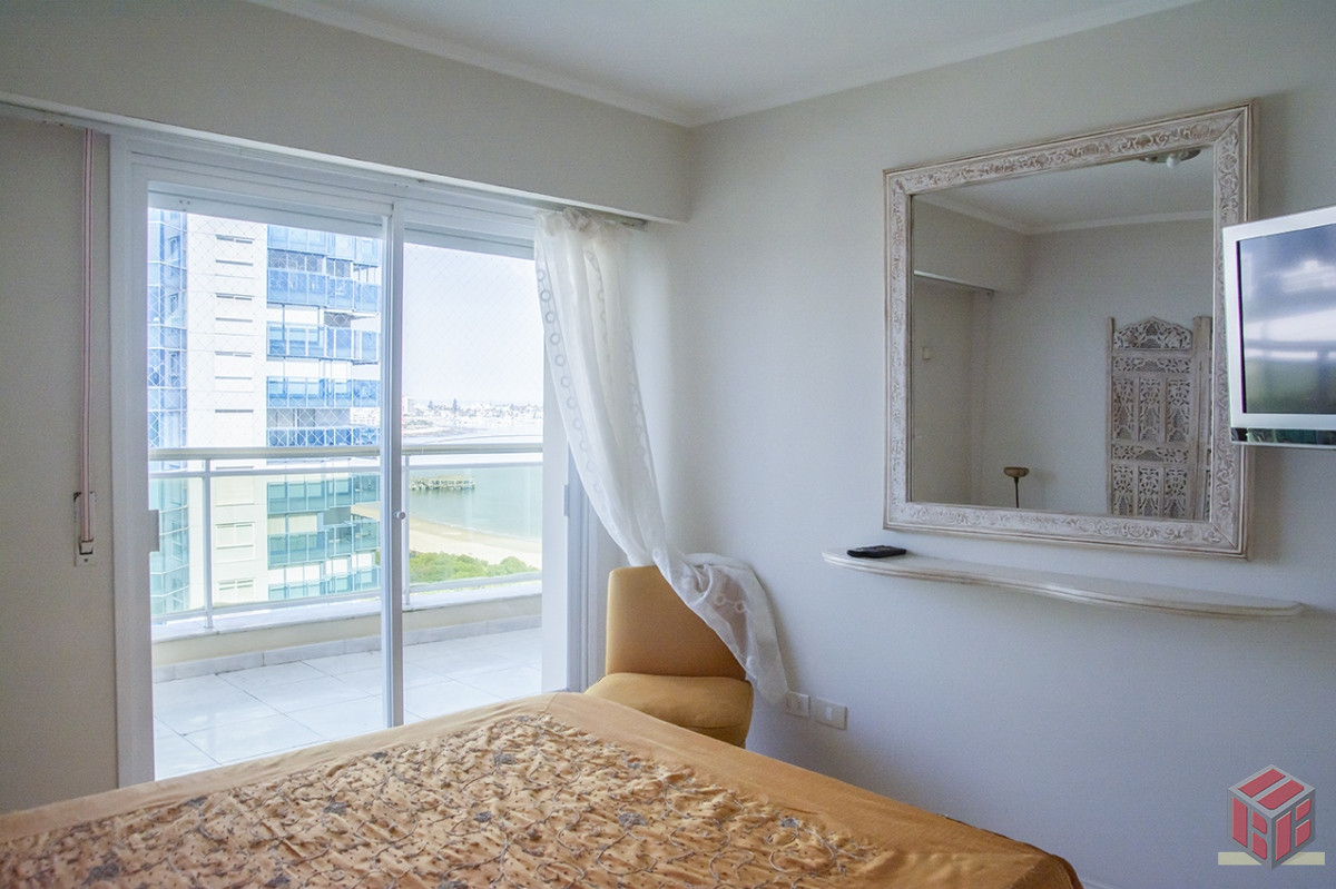 Apartamento ID.8910 - Departamento de 3 dormitorios en venta frente a Playa Mansa, Coral Tower