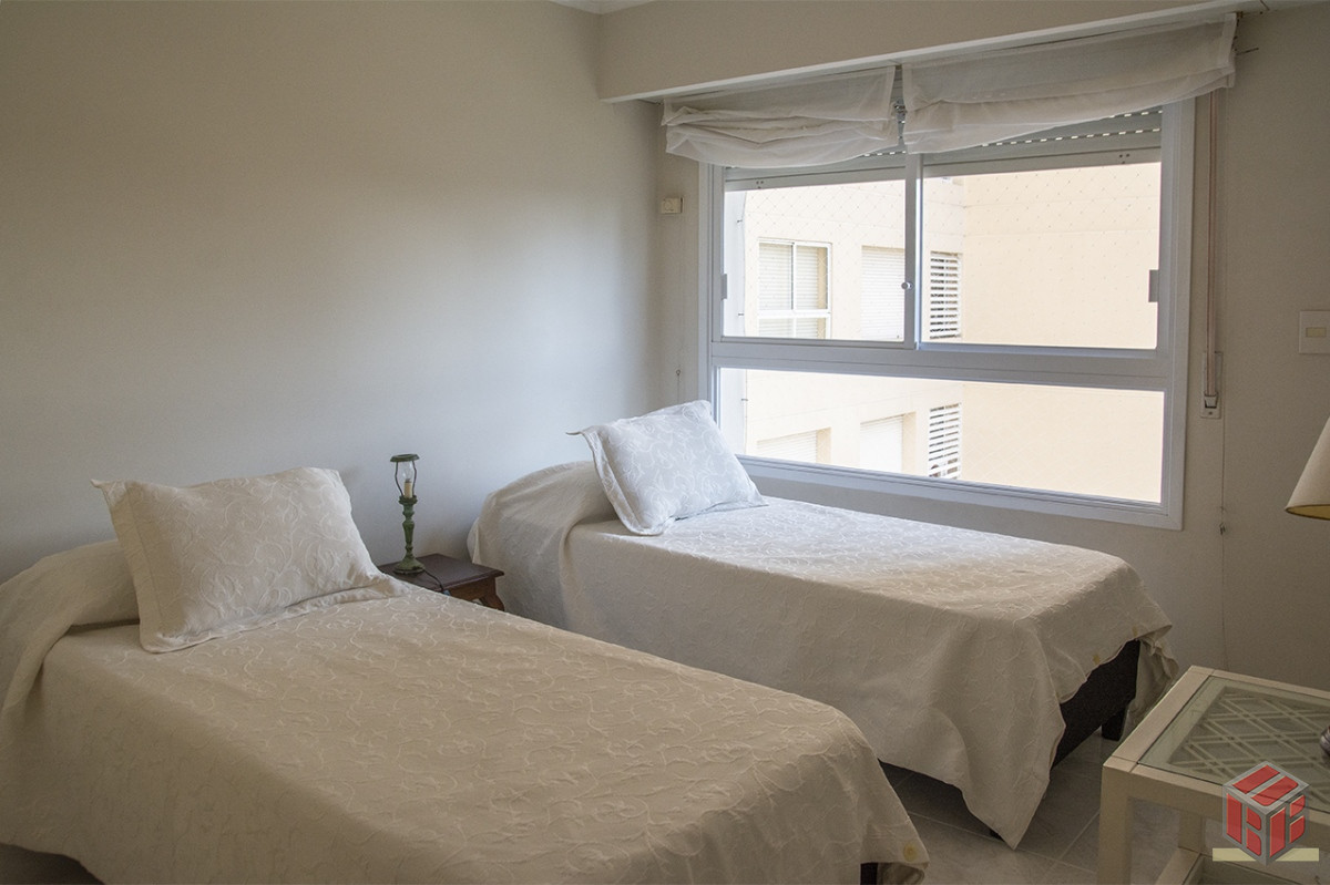Apartamento ID.8910 - Departamento de 3 dormitorios en venta frente a Playa Mansa, Coral Tower
