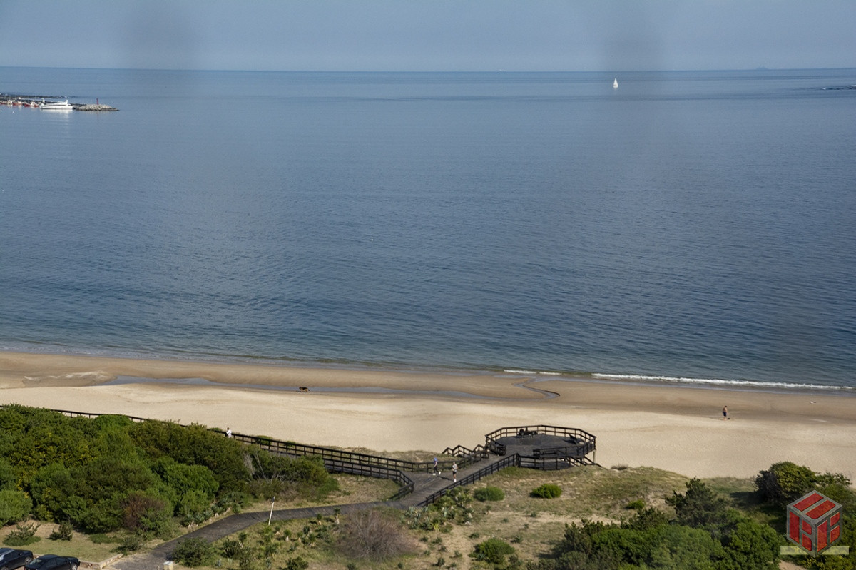 Apartamento ID.8910 - Departamento de 3 dormitorios en venta frente a Playa Mansa, Coral Tower