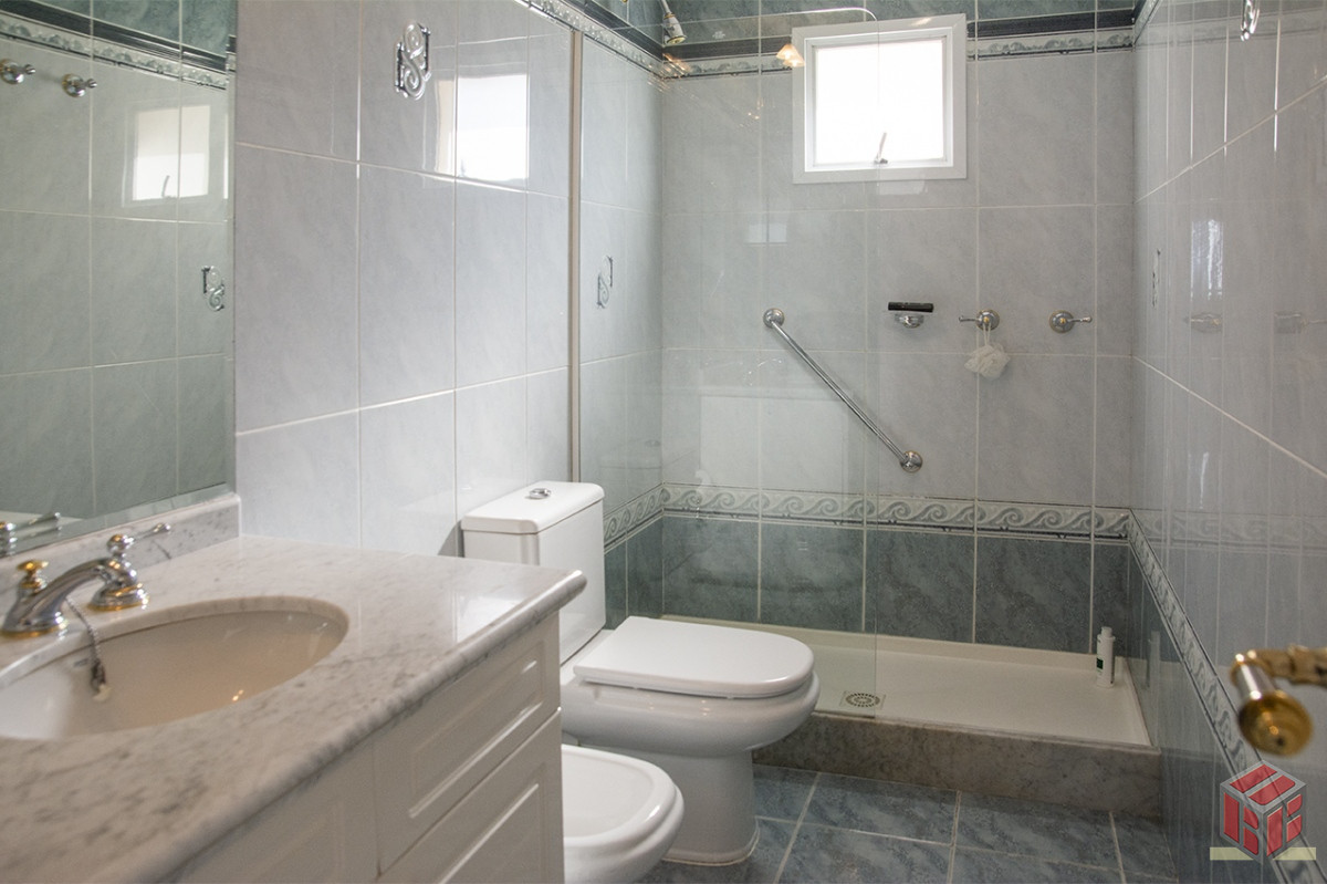 Apartamento ID.8910 - Departamento de 3 dormitorios en venta frente a Playa Mansa, Coral Tower