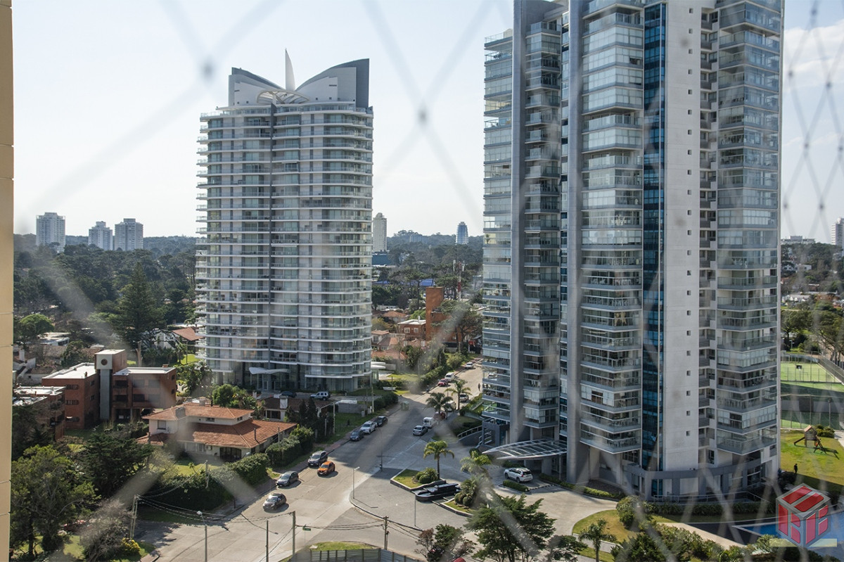 Apartamento ID.8910 - Departamento de 3 dormitorios en venta frente a Playa Mansa, Coral Tower