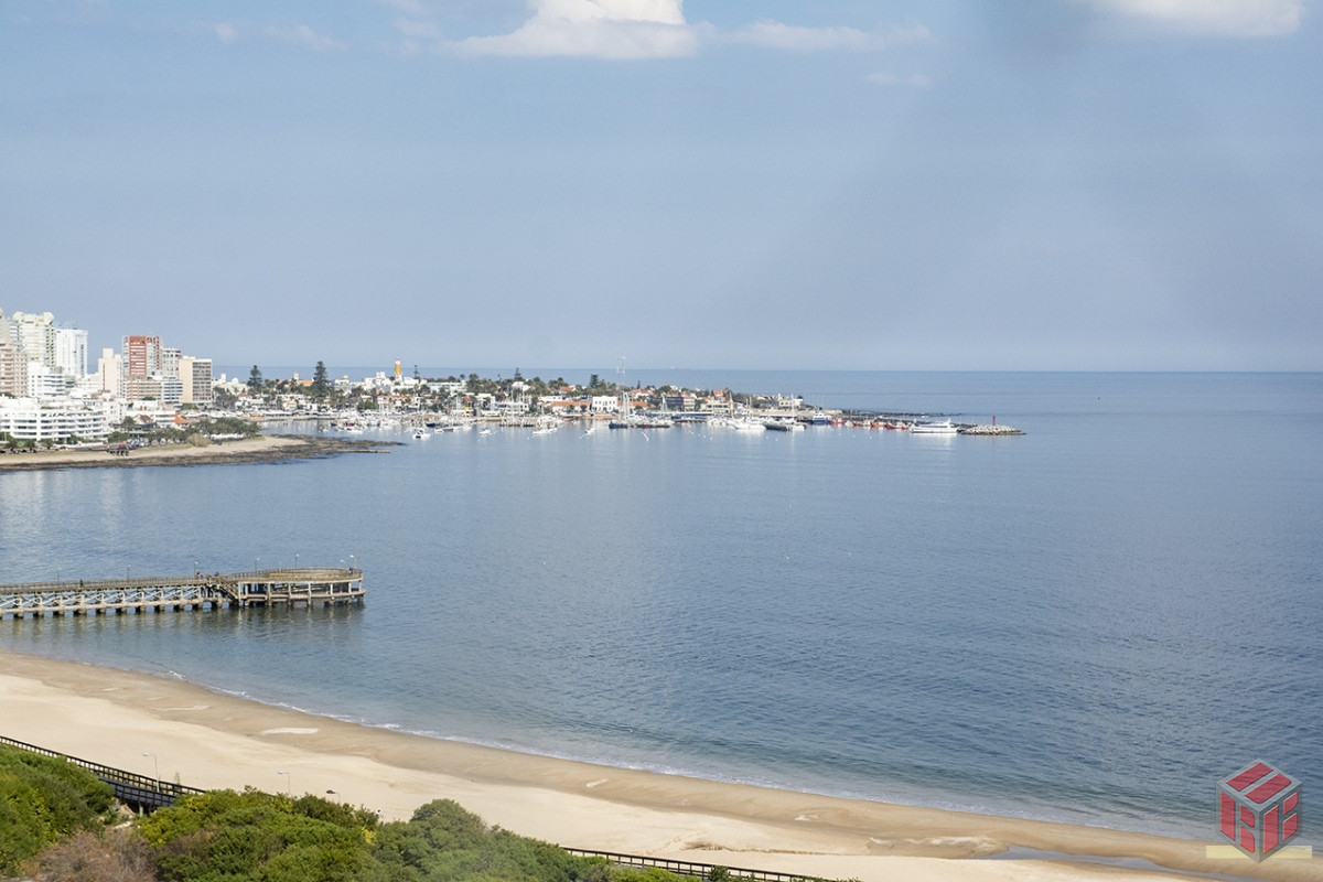 Apartamento ID.8910 - Departamento de 3 dormitorios en venta frente a Playa Mansa, Coral Tower