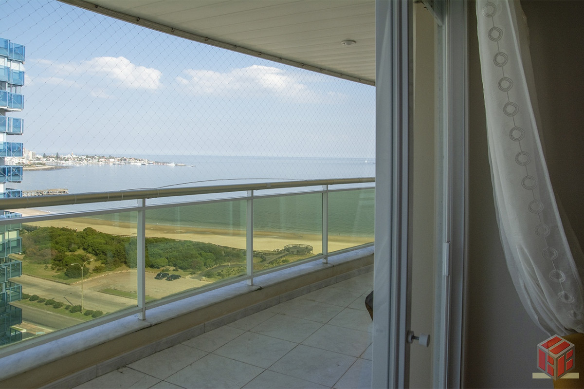 Apartamento ID.8910 - Departamento de 3 dormitorios en venta frente a Playa Mansa, Coral Tower