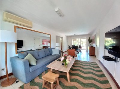 Oportunidad, apartamento en venta en Rincón del Indio-Punta del Este de 3 dormitorios. Terraza con parrillero.