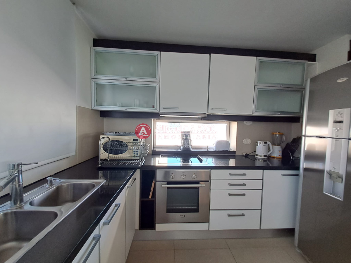 Apartamento ID.8639 - Espectacular penthouse a metros de playa mansa, 2 suites en venta!