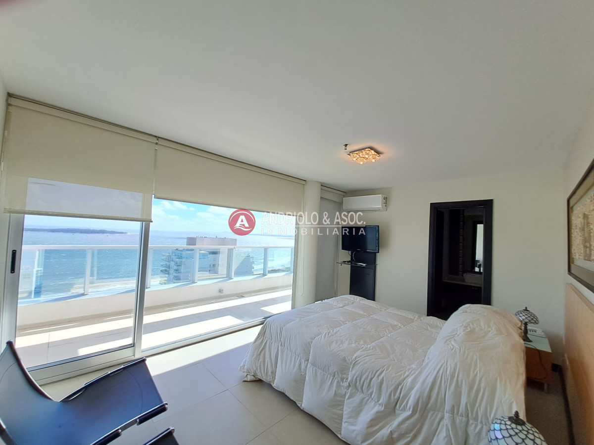 Apartamento ID.8639 - Espectacular penthouse a metros de playa mansa, 2 suites en venta!