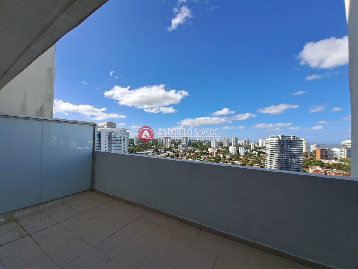 Apartamento ID.8639 - Espectacular penthouse a metros de playa mansa, 2 suites en venta!