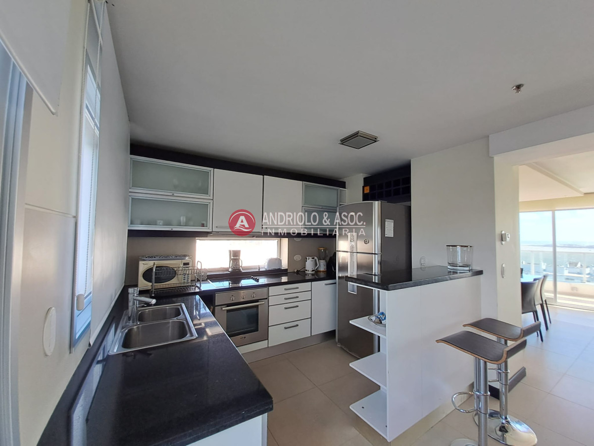 Apartamento ID.8639 - Espectacular penthouse a metros de playa mansa, 2 suites en venta!