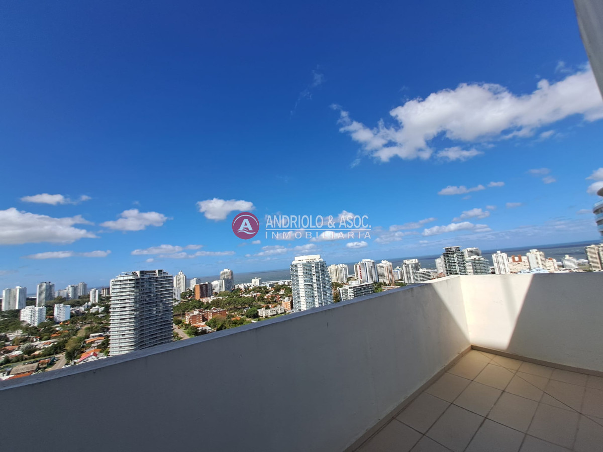 Apartamento ID.8639 - Espectacular penthouse a metros de playa mansa, 2 suites en venta!