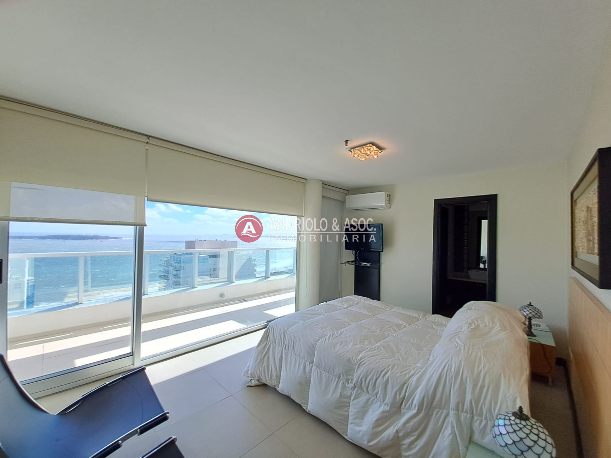 Apartamento ID.8639 - Espectacular penthouse a metros de playa mansa, 2 suites en venta!