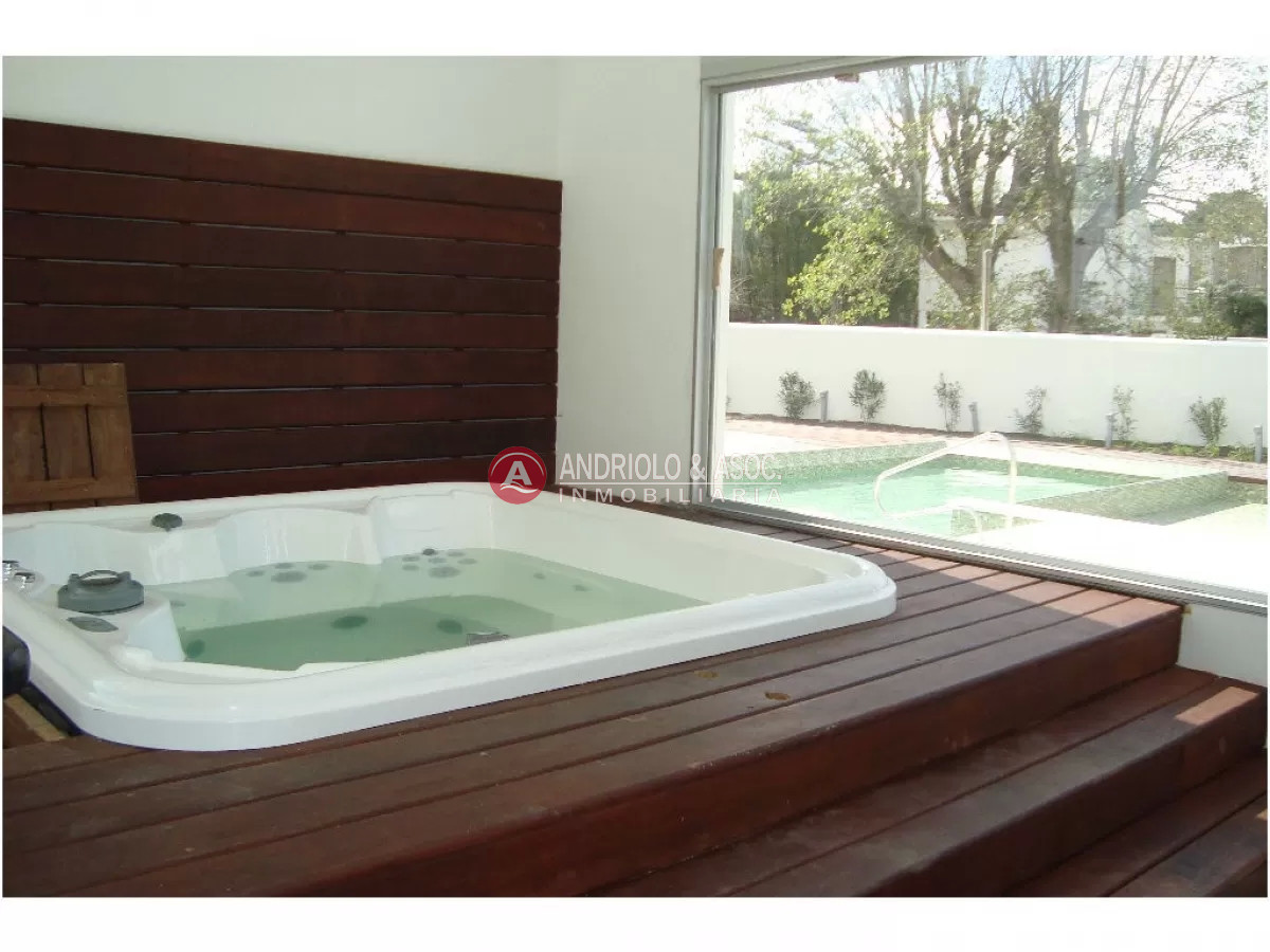 Apartamento ID.8639 - Espectacular penthouse a metros de playa mansa, 2 suites en venta!