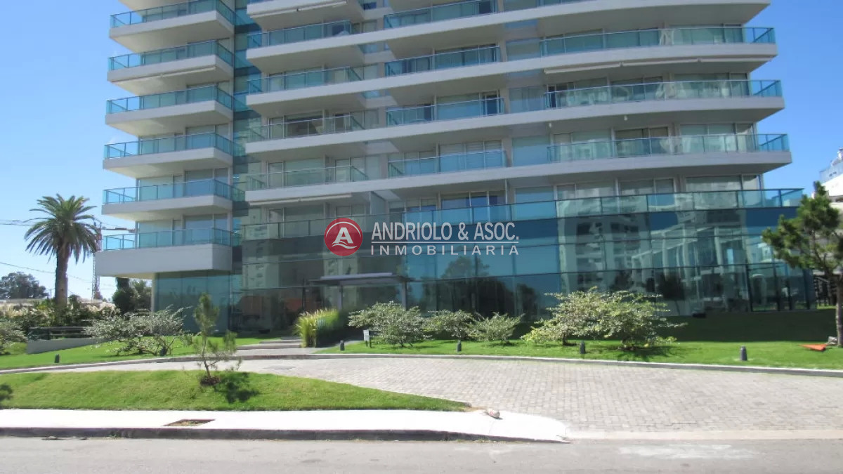 Apartamento ID.8639 - Espectacular penthouse a metros de playa mansa, 2 suites en venta!