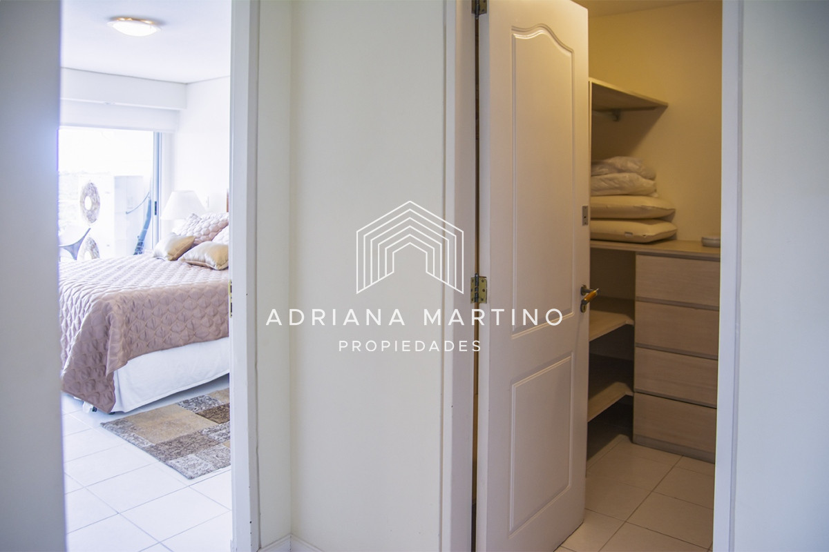 Apartamento ID.71100 - Punta Del Este,  Vende apartamento de 4 dormitorios con 2 cocheras en Lincon Center, Playa Mansa, Punta del Este 