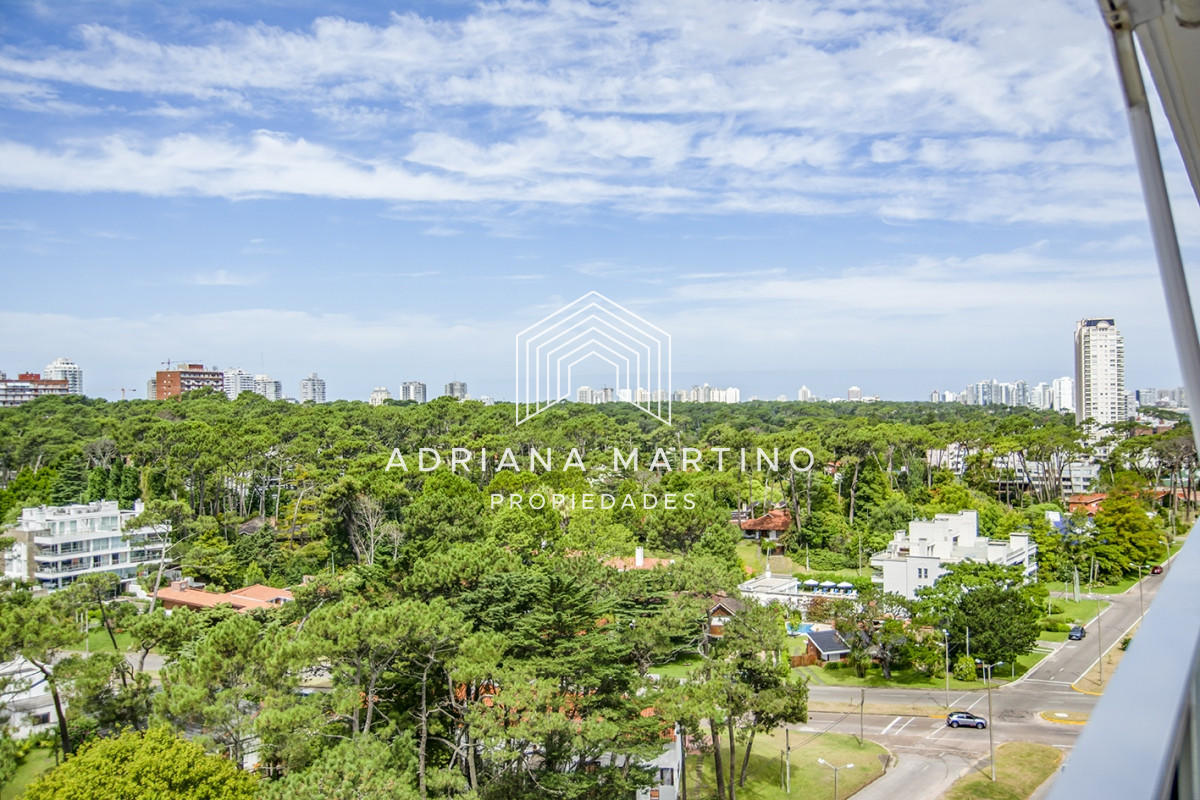 Apartamento ID.71100 - Punta Del Este,  Vende apartamento de 4 dormitorios con 2 cocheras en Lincon Center, Playa Mansa, Punta del Este 