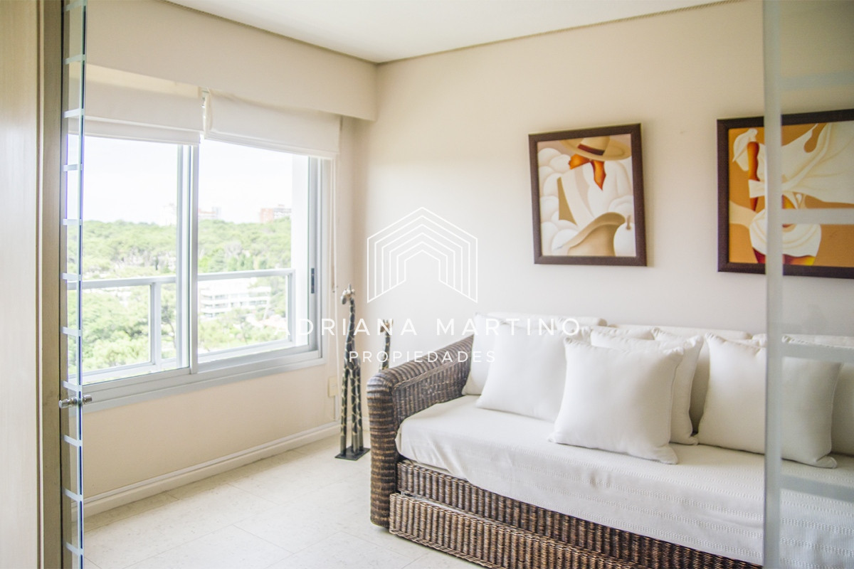 Apartamento ID.71100 - Punta Del Este,  Vende apartamento de 4 dormitorios con 2 cocheras en Lincon Center, Playa Mansa, Punta del Este 