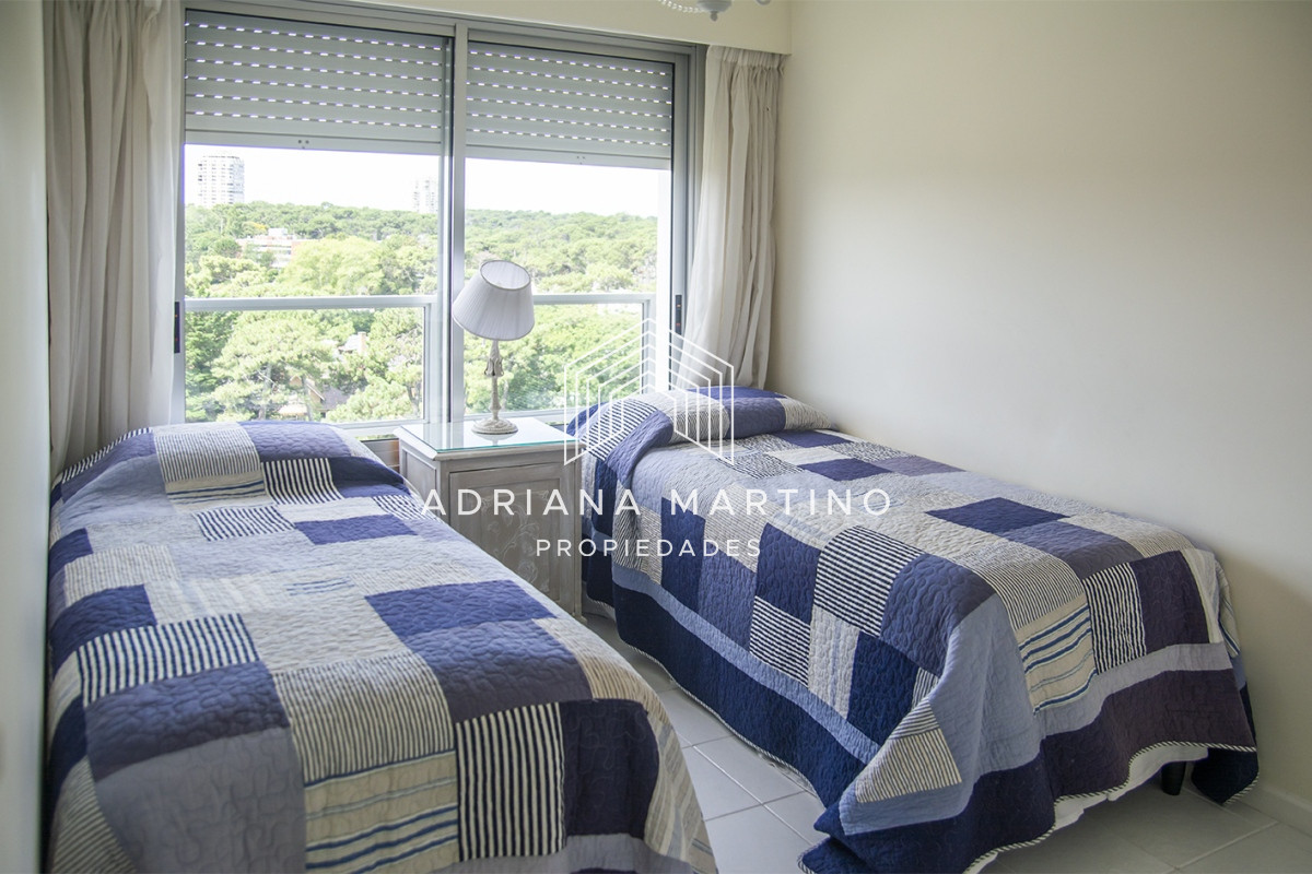 Apartamento ID.71100 - Punta Del Este,  Vende apartamento de 4 dormitorios con 2 cocheras en Lincon Center, Playa Mansa, Punta del Este 