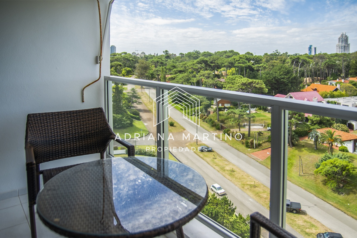 Apartamento ID.71100 - Punta Del Este,  Vende apartamento de 4 dormitorios con 2 cocheras en Lincon Center, Playa Mansa, Punta del Este 