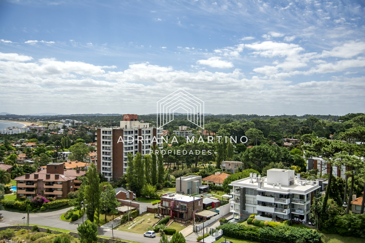 Apartamento ID.71100 - Punta Del Este,  Vende apartamento de 4 dormitorios con 2 cocheras en Lincon Center, Playa Mansa, Punta del Este 