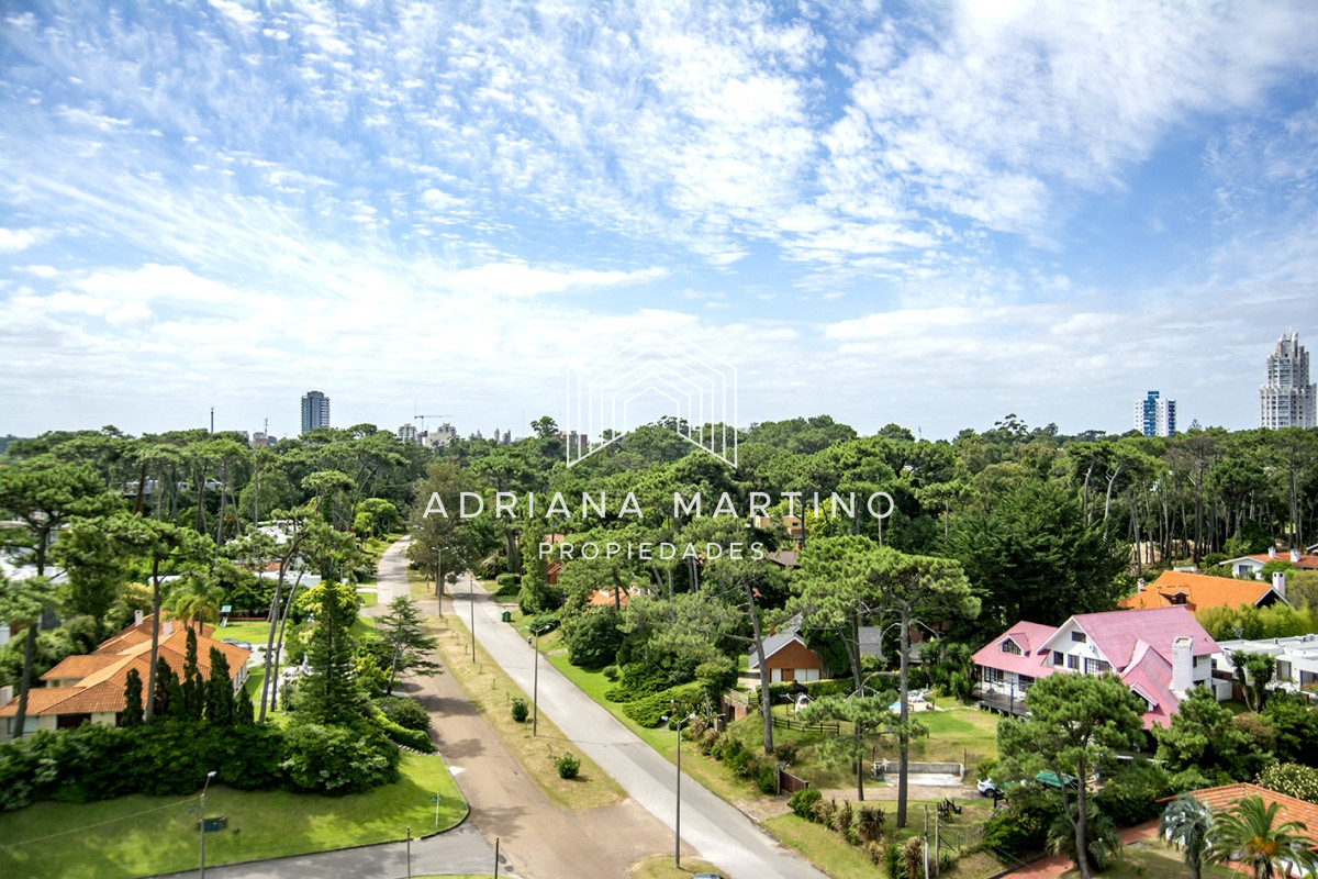 Apartamento ID.71100 - Punta Del Este,  Vende apartamento de 4 dormitorios con 2 cocheras en Lincon Center, Playa Mansa, Punta del Este 