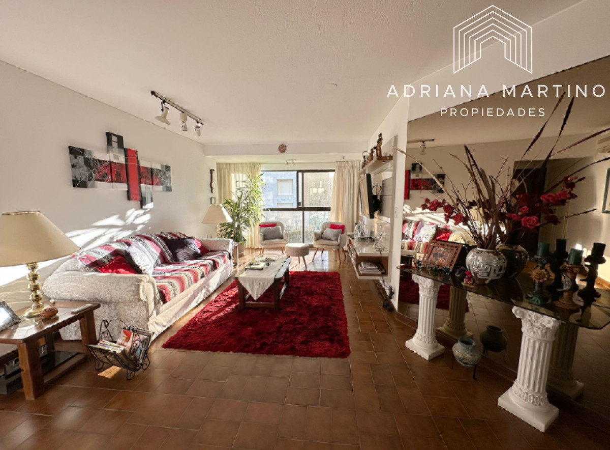 Vende Apartamento frente al mar en Brava, Punta del Este de 2 dormitorios.